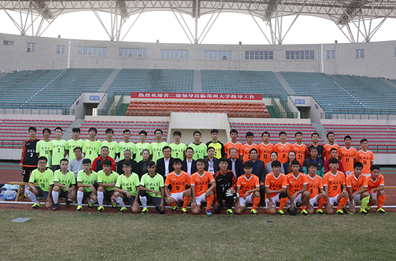 郑州大学、米兰milan(中国)有关领导与足球队员合影留念.jpg