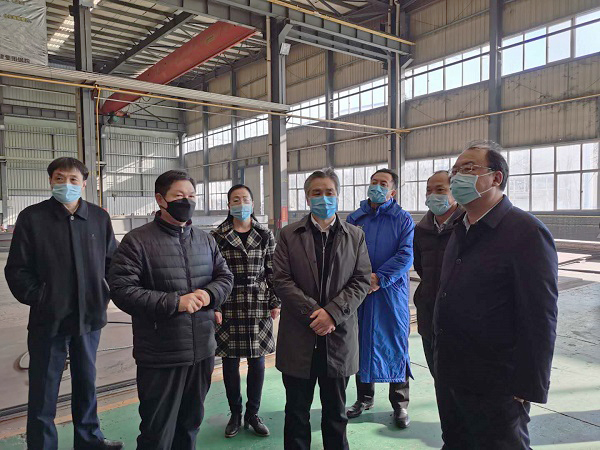 王副市长实地观摩钢结构生产车间.jpeg 王副市长实地观摩钢结构生产车间.jpeg