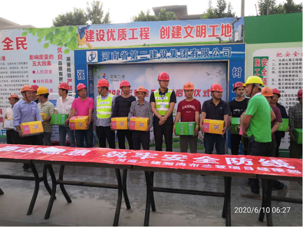 项目管理部为劳务工作者发放消暑慰问品.png 项目管理部为劳务工作者发放消暑慰问品.png