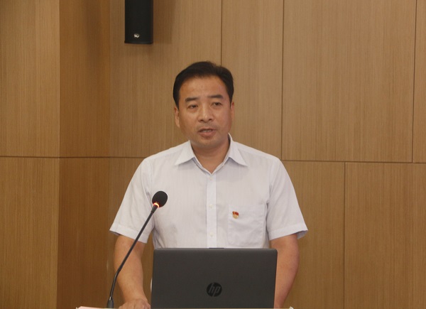 新乡市住建局副局长杨荣毅致贺词.jpg 新乡市住建局副局长杨荣毅致贺词.jpg