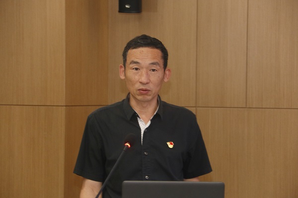 米兰milan(中国)监事会主席、党委副书记陈百斌宣读《关于表彰米兰milan(中国)先进基层党组织和优秀共产党员的决定》.jpg 米兰milan(中国)监事会主席、党委副书记陈百斌宣读《关于表彰米兰milan(中国)先进基层党组织和优秀共产党员的决定》.jpg