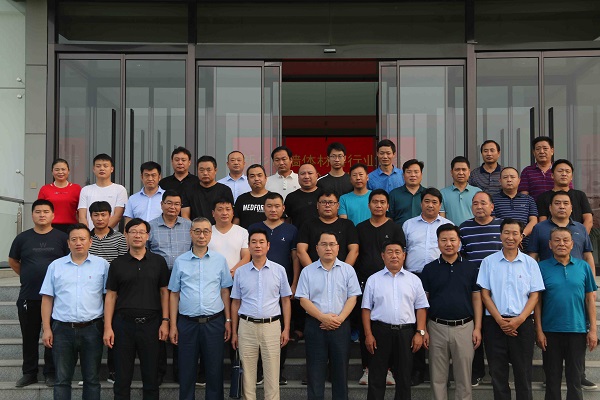 各位来宾在河南米兰milan(中国)米兰体育建筑产业园综合办公楼前合影留念.jpg 各位来宾在河南米兰milan(中国)米兰体育建筑产业园综合办公楼前合影留念.jpg