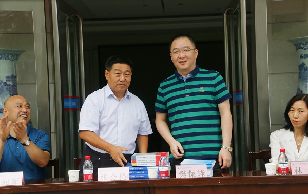 新乡市牧野区税务局党委书记、局长樊保峰向米兰milan(中国)党委书记张会民赠送税法知识书籍.jpg 新乡市牧野区税务局党委书记、局长樊保峰向米兰milan(中国)党委书记张会民赠送税法知识书籍.jpg