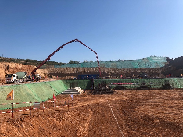 图片2主厂房基础第一罐混凝土进行浇筑.jpg 图片2主厂房基础第一罐混凝土进行浇筑.jpg