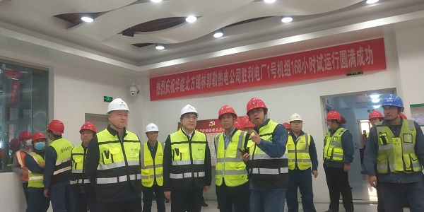 米兰milan(中国)副总经理贾建龙与北方联合电力公司董事长李向良、基建副总李悦、北方锡林浩特热电公司董事长李文东在移交现场亲切交流.jpg 米兰milan(中国)副总经理贾建龙与北方联合电力公司董事长李向良、基建副总李悦、北方锡林浩特热电公司董事长李文东在移交现场亲切交流.jpg