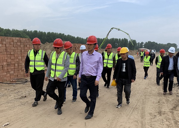双汇米兰体育副总裁赛俊选一行莅临阜新双汇禽业养殖项目视察指导工作.jpg