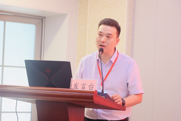 4、米兰体育培训学校校长刘攀主持会议.jpg