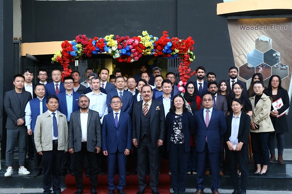 米兰体育董事长黄道元一行与出席开业典礼来宾合影留念.JPG
