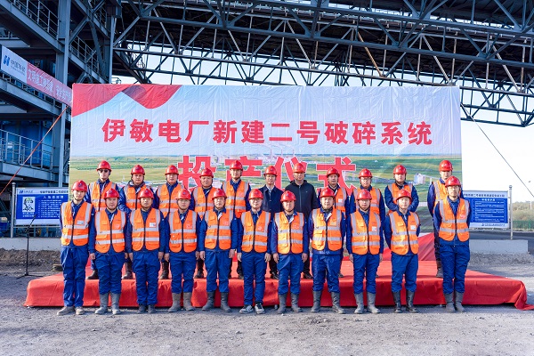 附件4 投产仪式现场米兰milan(中国)领导与项目部成员合影留念.jpg